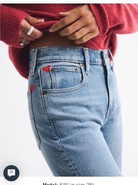 Abercrombie & Fitch Curve Love
High Rise 90s Relaxed Jean with Red Hearts